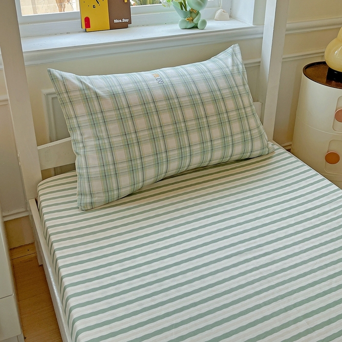 91家纺网 家纺一手货源 找家纺 三兄弟 2025新款全棉印花学生三件套床单床笠四件套被套 光辉岁月 绿