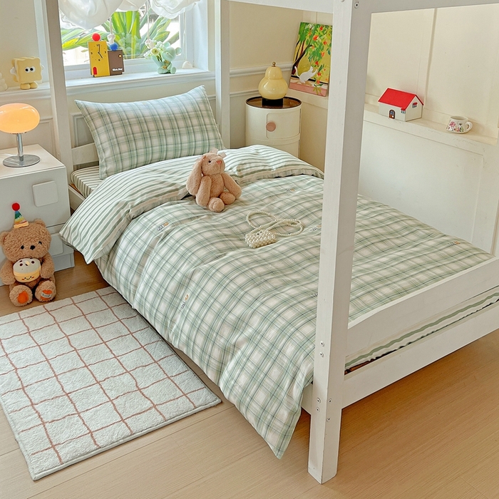 91家纺网 家纺一手货源 找家纺 三兄弟 2025新款全棉印花学生三件套床单床笠四件套被套 光辉岁月 绿