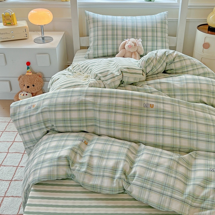 91家纺网 家纺一手货源 找家纺 三兄弟 2025新款全棉印花学生三件套床单床笠四件套被套 光辉岁月 绿