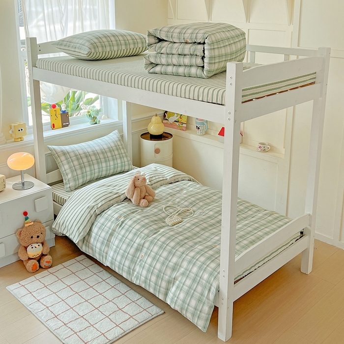 91家纺网 家纺一手货源 找家纺 三兄弟 2025新款全棉印花学生三件套床单床笠四件套被套 光辉岁月 绿