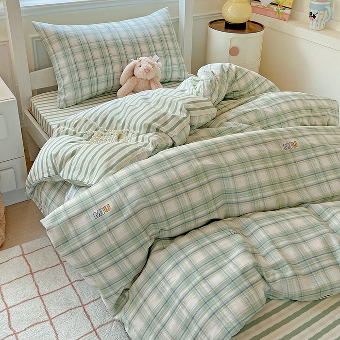 91家纺网 家纺一手货源 找家纺 三兄弟 2025新款全棉印花学生三件套床单床笠四件套被套 光辉岁月 绿