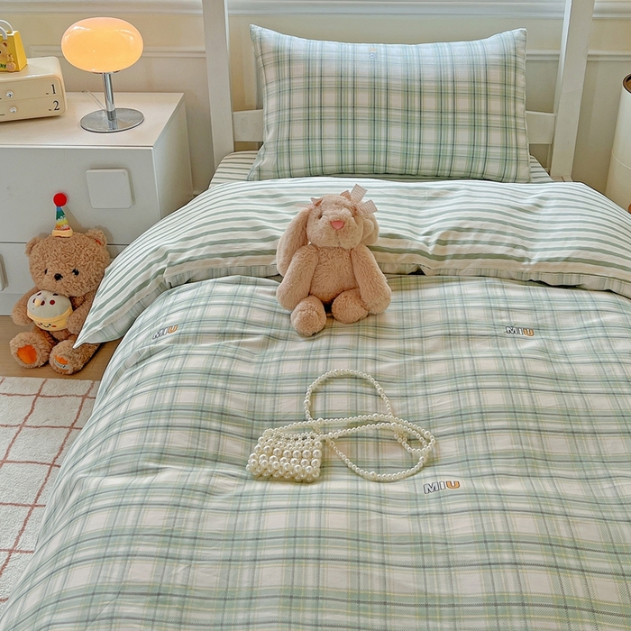 91家纺网 家纺一手货源 找家纺 三兄弟 2025新款全棉印花学生三件套床单床笠四件套被套 光辉岁月 绿