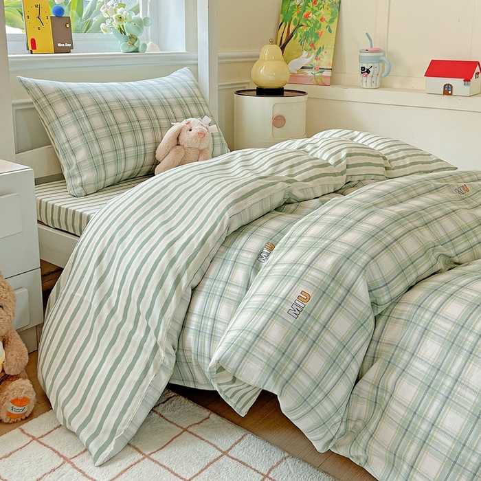 91家纺网 家纺一手货源 找家纺 三兄弟 2025新款全棉印花学生三件套床单床笠四件套被套 光辉岁月 绿