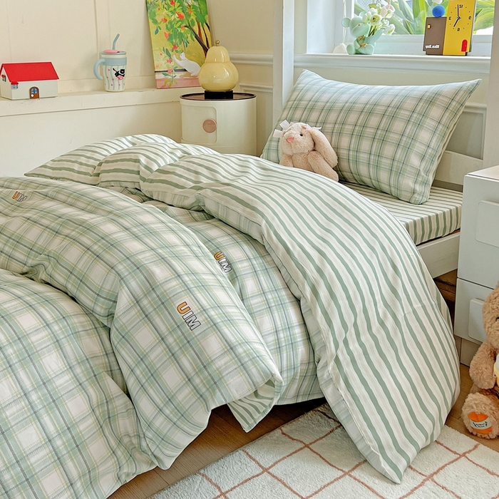 91家纺网 家纺一手货源 找家纺 三兄弟 2025新款全棉印花学生三件套床单床笠四件套被套 光辉岁月 绿