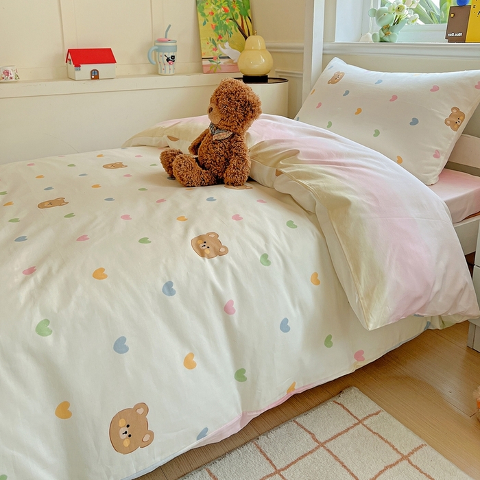 91家纺网 家纺一手货源 找家纺 三兄弟 2025新款全棉印花学生三件套床单床笠四件套被套 米洛熊