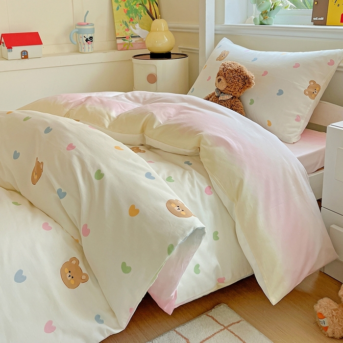 91家纺网 家纺一手货源 找家纺 三兄弟 2025新款全棉印花学生三件套床单床笠四件套被套 米洛熊