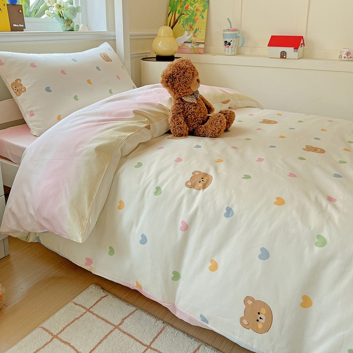 91家纺网 家纺一手货源 找家纺 三兄弟 2025新款全棉印花学生三件套床单床笠四件套被套 米洛熊