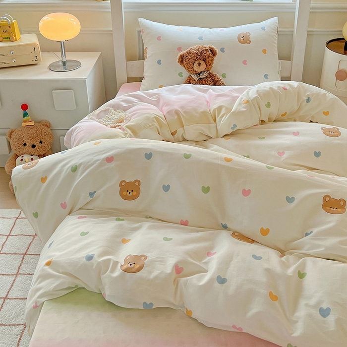 91家纺网 家纺一手货源 找家纺 三兄弟 2025新款全棉印花学生三件套床单床笠四件套被套 米洛熊