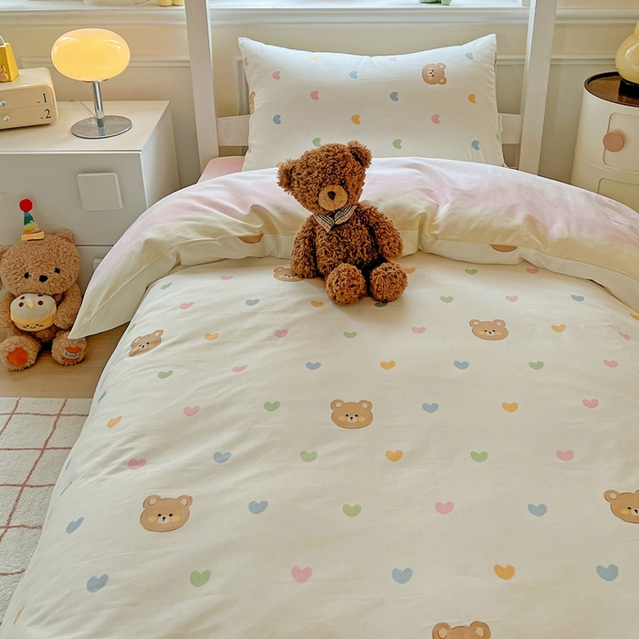 91家纺网 家纺一手货源 找家纺 三兄弟 2025新款全棉印花学生三件套床单床笠四件套被套 米洛熊