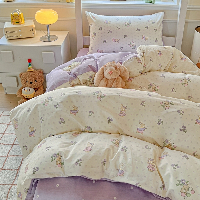 91家纺网 家纺一手货源 找家纺 三兄弟 2025新款全棉印花学生三件套床单床笠四件套被套 栖居小兔