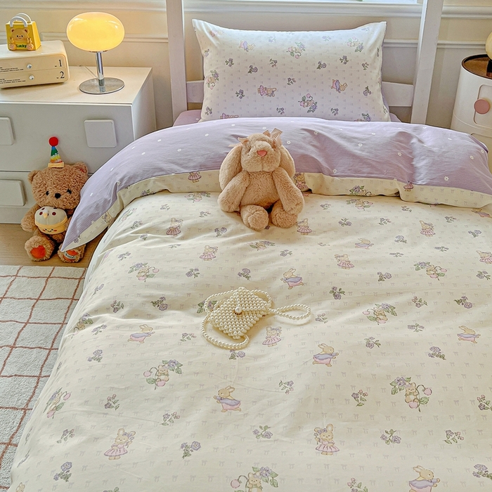 91家纺网 家纺一手货源 找家纺 三兄弟 2025新款全棉印花学生三件套床单床笠四件套被套 栖居小兔