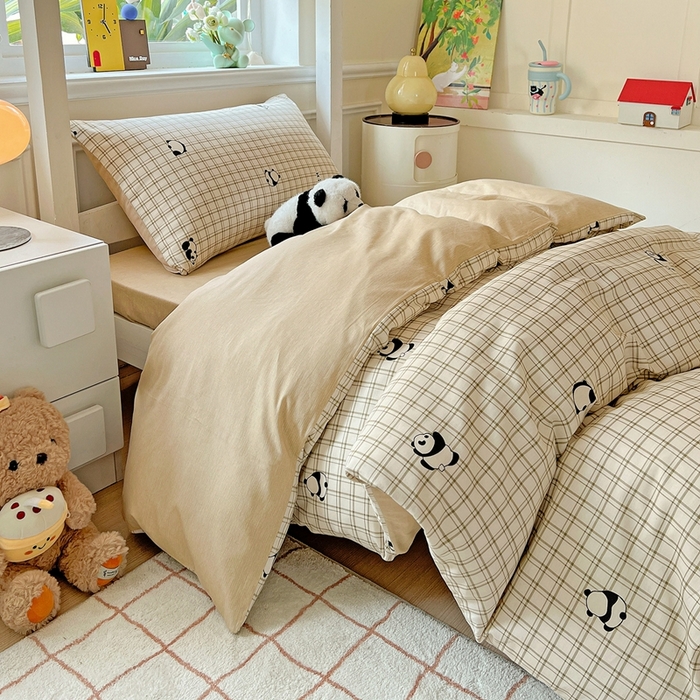 91家纺网 家纺一手货源 找家纺 三兄弟 2025新款全棉印花学生三件套床单床笠四件套被套 日系小熊猫