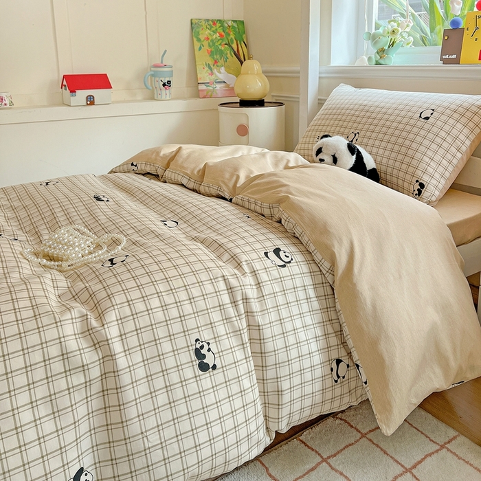 91家纺网 家纺一手货源 找家纺 三兄弟 2025新款全棉印花学生三件套床单床笠四件套被套 日系小熊猫