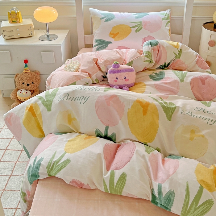 91家纺网 家纺一手货源 找家纺 三兄弟 2025新款全棉印花学生三件套床单床笠四件套被套 欣然花开