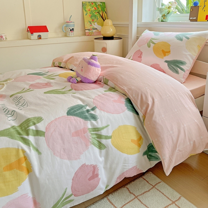 91家纺网 家纺一手货源 找家纺 三兄弟 2025新款全棉印花学生三件套床单床笠四件套被套 欣然花开