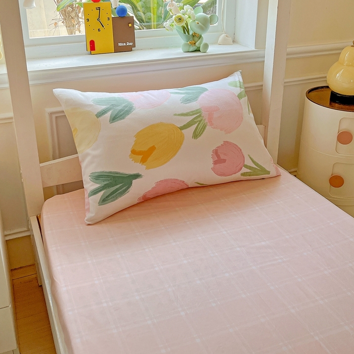 91家纺网 家纺一手货源 找家纺 三兄弟 2025新款全棉印花学生三件套床单床笠四件套被套 欣然花开