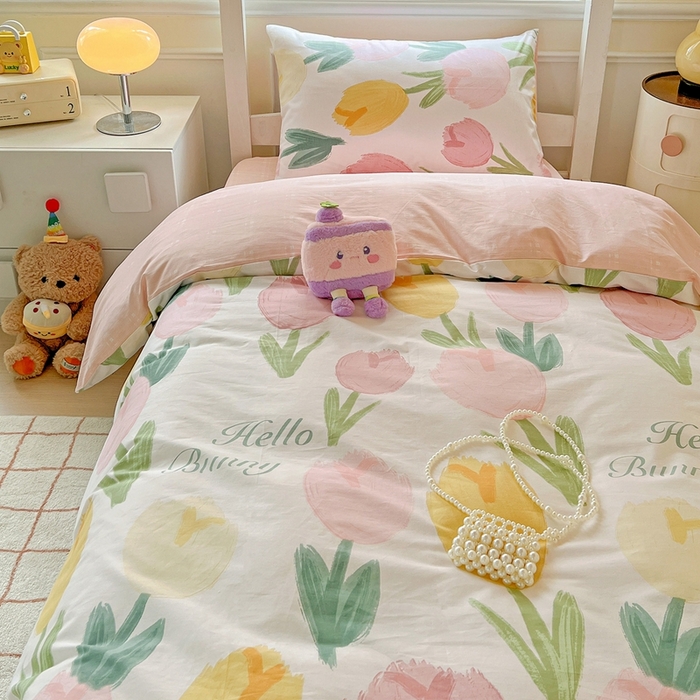 91家纺网 家纺一手货源 找家纺 三兄弟 2025新款全棉印花学生三件套床单床笠四件套被套 欣然花开