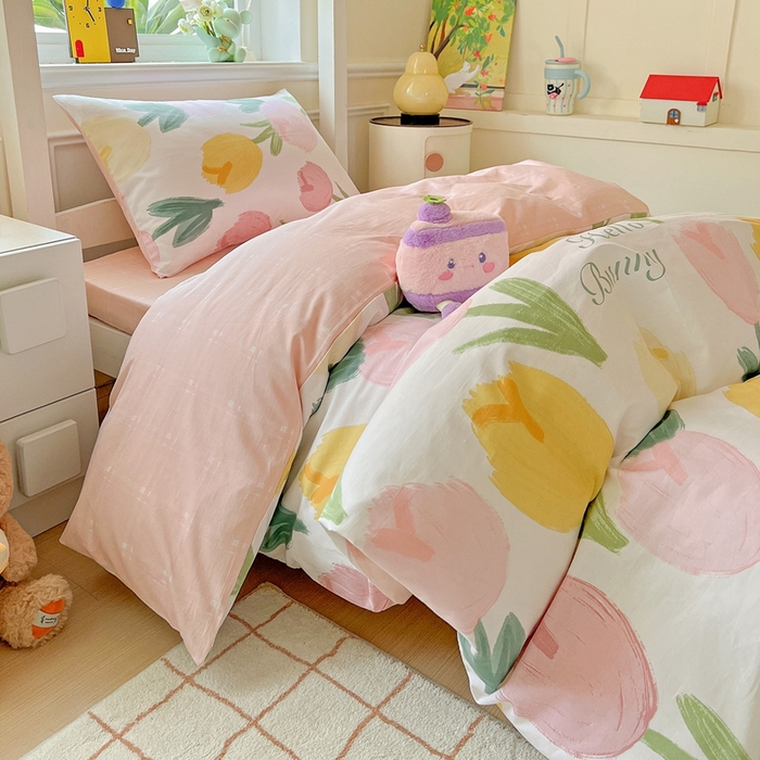 91家纺网 家纺一手货源 找家纺 三兄弟 2025新款全棉印花学生三件套床单床笠四件套被套 欣然花开