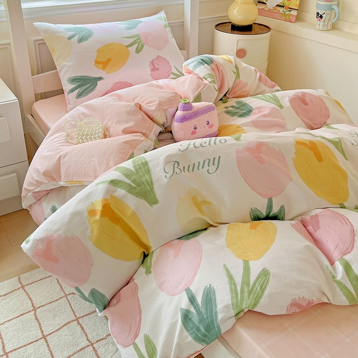 91家纺网 家纺一手货源 找家纺 三兄弟 2025新款全棉印花学生三件套床单床笠四件套被套 欣然花开