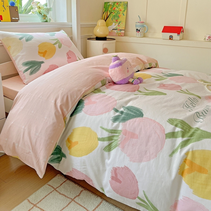 91家纺网 家纺一手货源 找家纺 三兄弟 2025新款全棉印花学生三件套床单床笠四件套被套 欣然花开