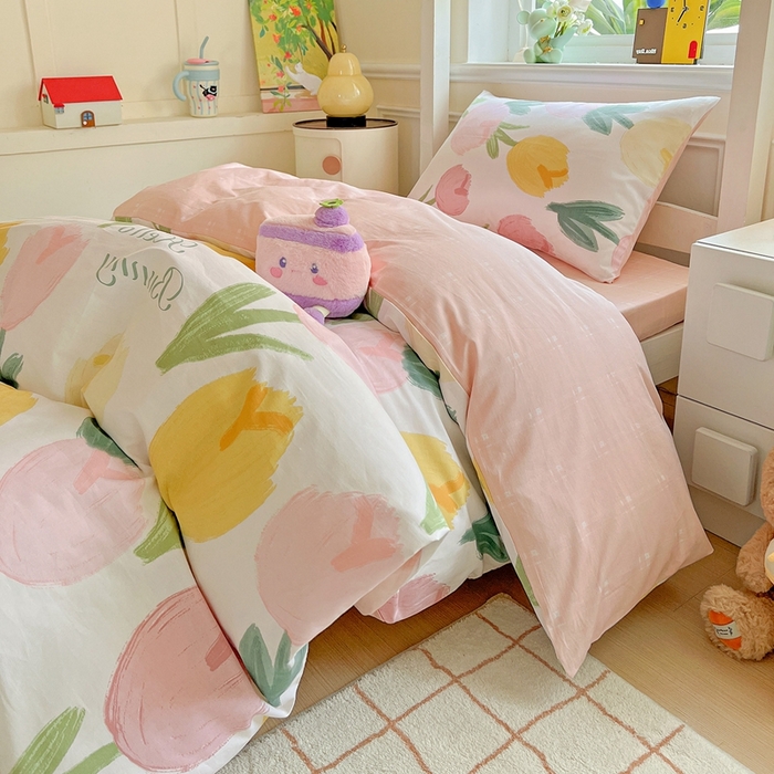 91家纺网 家纺一手货源 找家纺 三兄弟 2025新款全棉印花学生三件套床单床笠四件套被套 欣然花开