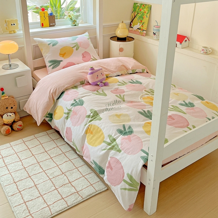 91家纺网 家纺一手货源 找家纺 三兄弟 2025新款全棉印花学生三件套床单床笠四件套被套 欣然花开