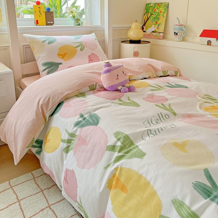 91家纺网 家纺一手货源 找家纺 三兄弟 2025新款全棉印花学生三件套床单床笠四件套被套 欣然花开