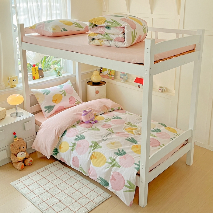 91家纺网 家纺一手货源 找家纺 三兄弟 2025新款全棉印花学生三件套床单床笠四件套被套 欣然花开