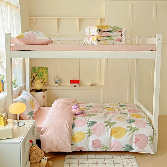 91家纺网 家纺一手货源 找家纺 三兄弟 2025新款全棉印花学生三件套床单床笠四件套被套 欣然花开