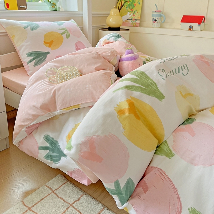 91家纺网 家纺一手货源 找家纺 三兄弟 2025新款全棉印花学生三件套床单床笠四件套被套 欣然花开