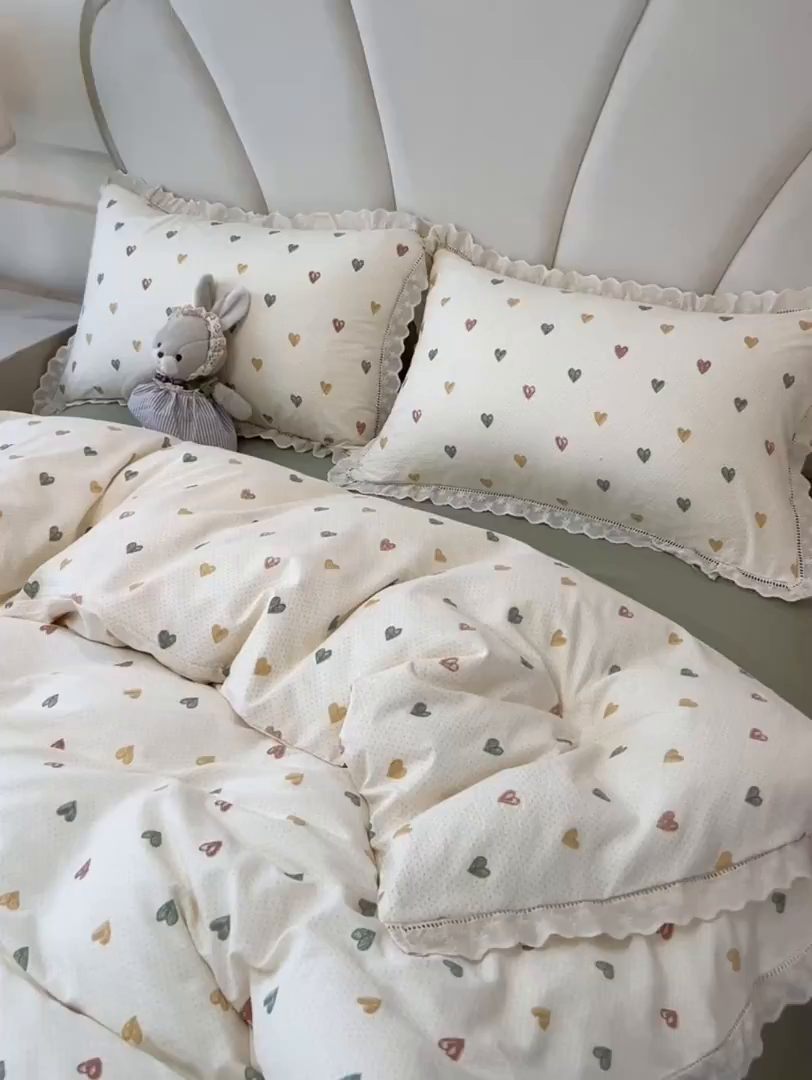 91家纺网 家纺一手货源 找家纺 （总）韩巢家纺 2025新款双层纱镂空花边被套直播热销款四件套（提供卖家秀）