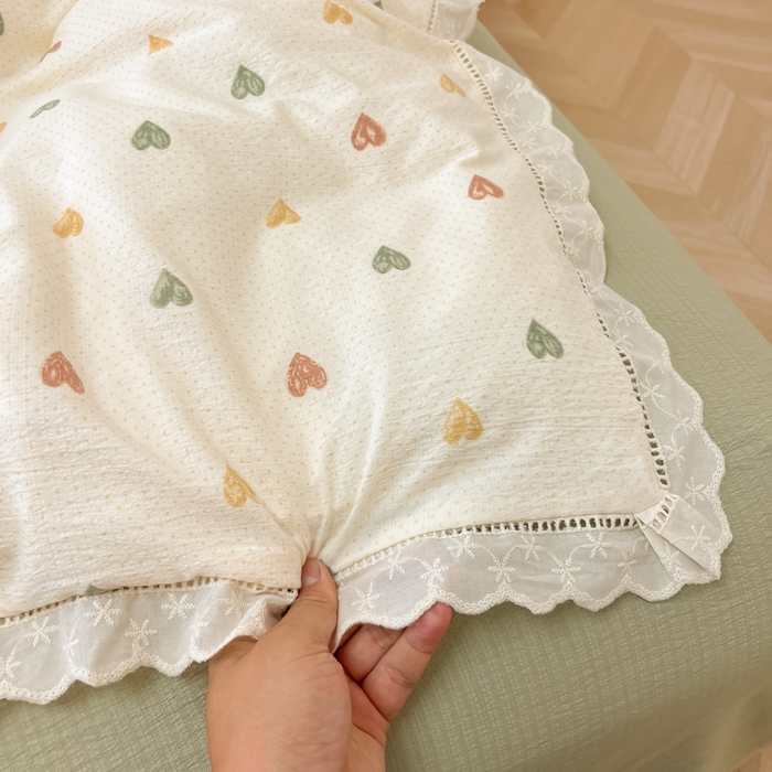 91家纺网 家纺一手货源 找家纺 韩巢家纺 2025新款双层纱镂空花边被套直播热销款四件套（提供卖家秀） 镂空花边款-浪漫世界