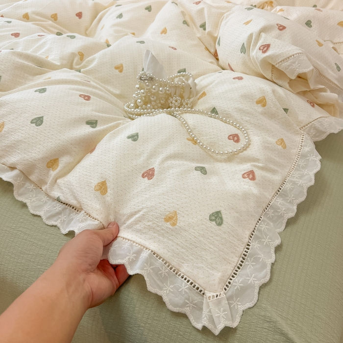 91家纺网 家纺一手货源 找家纺 韩巢家纺 2025新款双层纱镂空花边被套直播热销款四件套（提供卖家秀） 镂空花边款-浪漫世界