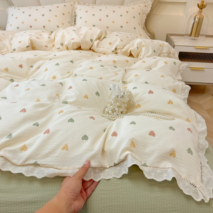 91家纺网 家纺一手货源 找家纺 韩巢家纺 2025新款双层纱镂空花边被套直播热销款四件套（提供卖家秀） 镂空花边款-浪漫世界