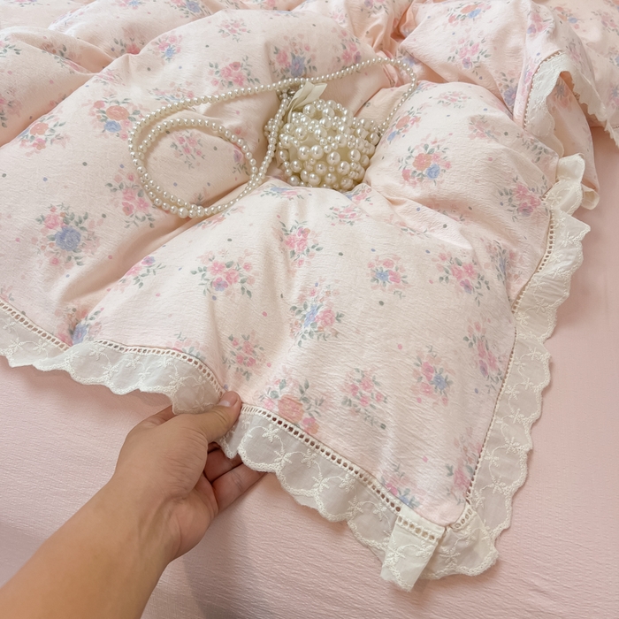 91家纺网 家纺一手货源 找家纺 韩巢家纺 2025新款双层纱镂空花边被套直播热销款四件套（提供卖家秀） 镂空花边款-芊芊花海