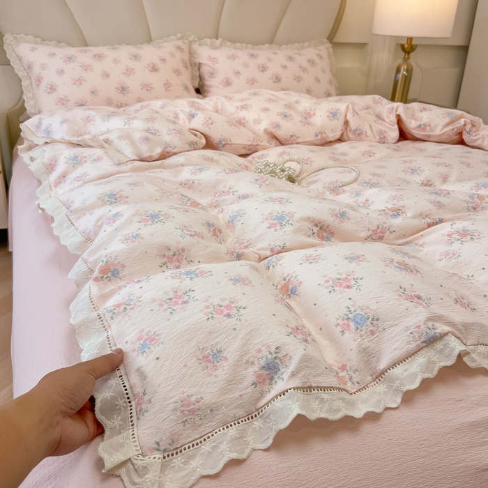 91家纺网 家纺一手货源 找家纺 韩巢家纺 2025新款双层纱镂空花边被套直播热销款四件套（提供卖家秀） 镂空花边款-芊芊花海