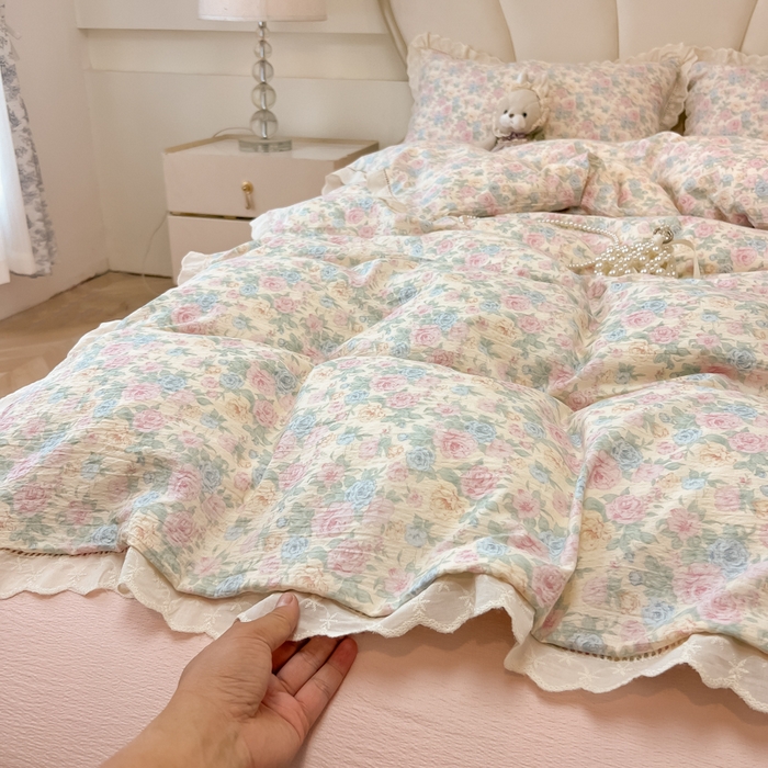 91家纺网 家纺一手货源 找家纺 韩巢家纺 2025新款双层纱镂空花边被套直播热销款四件套（提供卖家秀） 镂空花边款-童话花岛