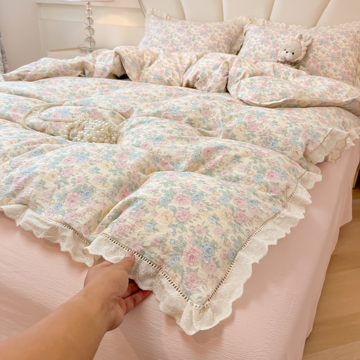 91家纺网 家纺一手货源 找家纺 韩巢家纺 2025新款双层纱镂空花边被套直播热销款四件套（提供卖家秀） 镂空花边款-童话花岛