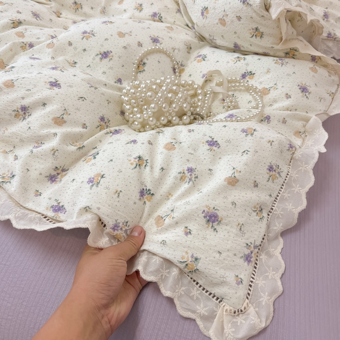 91家纺网 家纺一手货源 找家纺 韩巢家纺 2025新款双层纱镂空花边被套直播热销款四件套（提供卖家秀） 镂空花边款-紫叮兰语