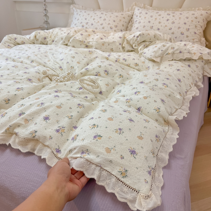 91家纺网 家纺一手货源 找家纺 韩巢家纺 2025新款双层纱镂空花边被套直播热销款四件套（提供卖家秀） 镂空花边款-紫叮兰语