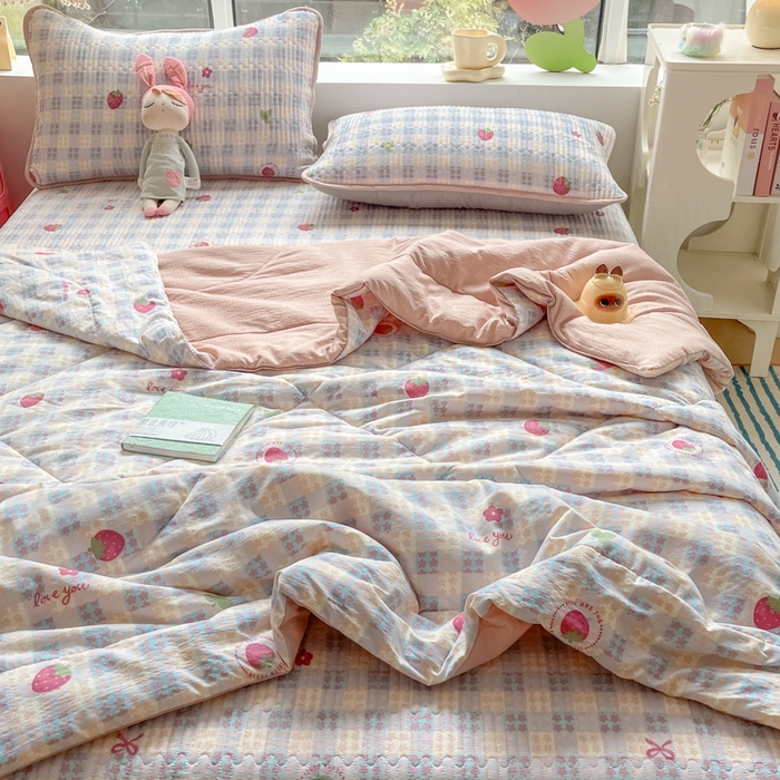 91家纺网 家纺一手货源 找家纺 小叮当家纺仓储工厂店 （提供买家秀 爆款花型 不断货）2025新款云感双层纱床盖夏被四件套 草莓格