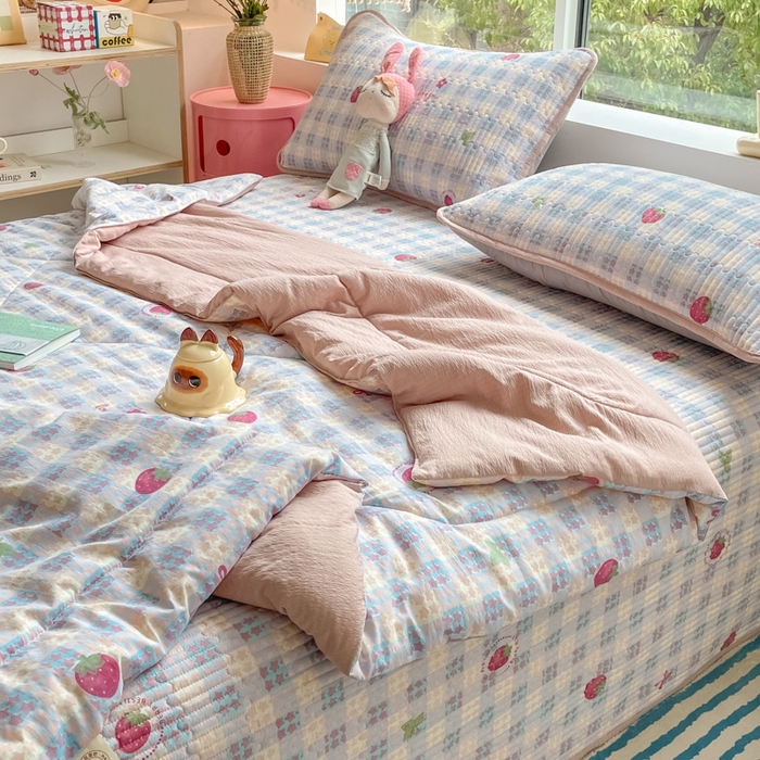 91家纺网 家纺一手货源 找家纺 小叮当家纺仓储工厂店 （提供买家秀 爆款花型 不断货）2025新款云感双层纱床盖夏被四件套 草莓格