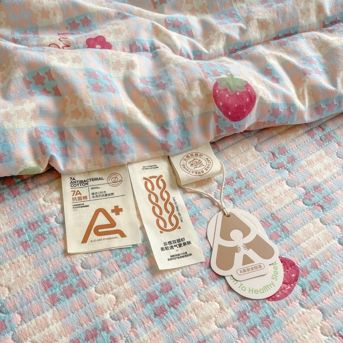 91家纺网 家纺一手货源 找家纺 小叮当家纺仓储工厂店 （提供买家秀 爆款花型 不断货）2025新款云感双层纱床盖夏被四件套 草莓格