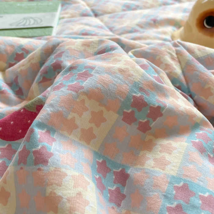 91家纺网 家纺一手货源 找家纺 小叮当家纺仓储工厂店 （提供买家秀 爆款花型 不断货）2025新款云感双层纱床盖夏被四件套 草莓格