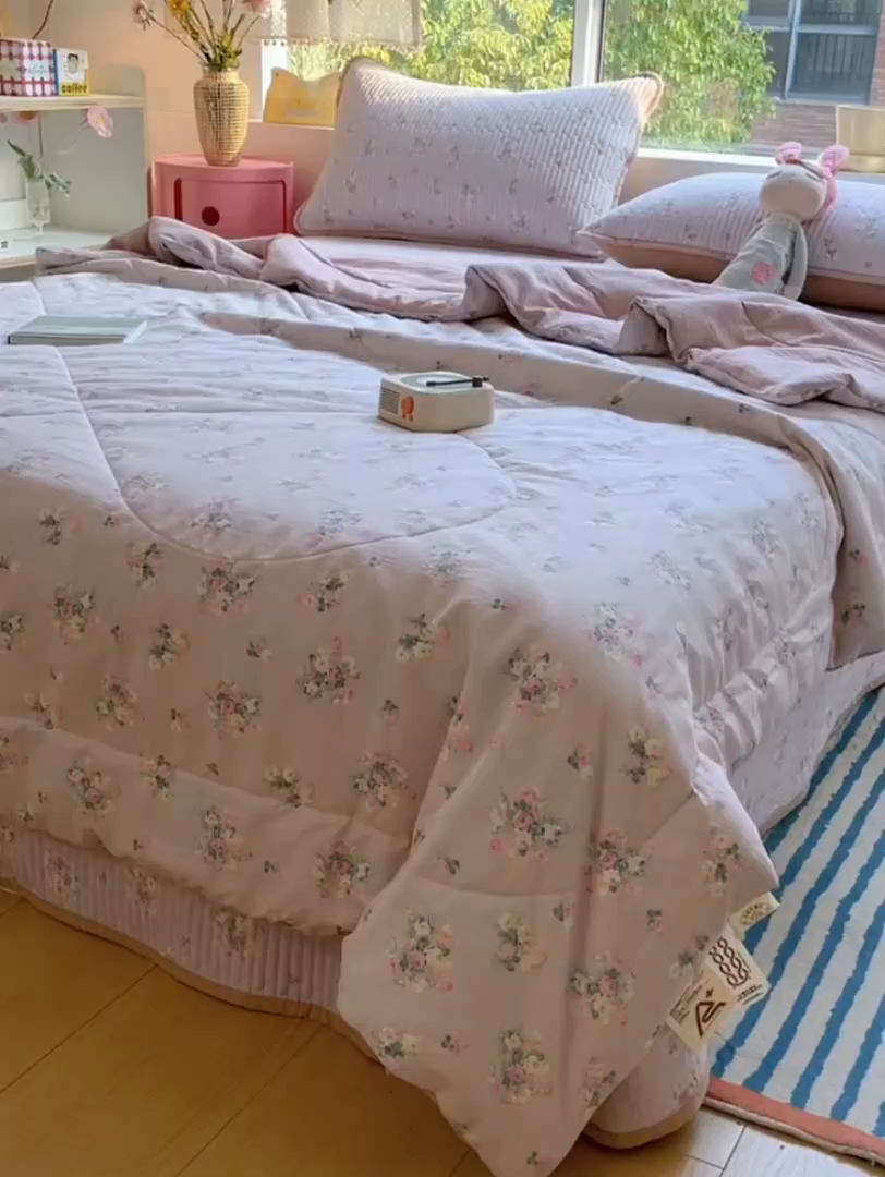 91家纺网 家纺一手货源 找家纺 小叮当家纺仓储工厂店 （提供买家秀 爆款花型 不断货）2025新款云感双层纱床盖夏被四件套 春芽