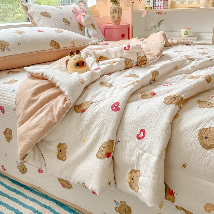 91家纺网 家纺一手货源 找家纺 小叮当家纺仓储工厂店 （提供买家秀 爆款花型 不断货）2025新款云感双层纱床盖夏被四件套 快乐小熊