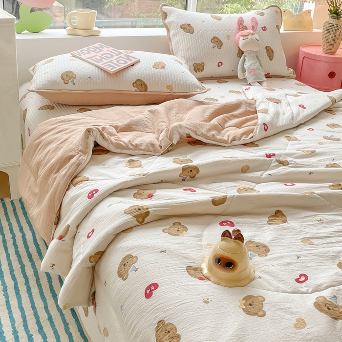 91家纺网 家纺一手货源 找家纺 小叮当家纺仓储工厂店 （提供买家秀 爆款花型 不断货）2025新款云感双层纱床盖夏被四件套 快乐小熊