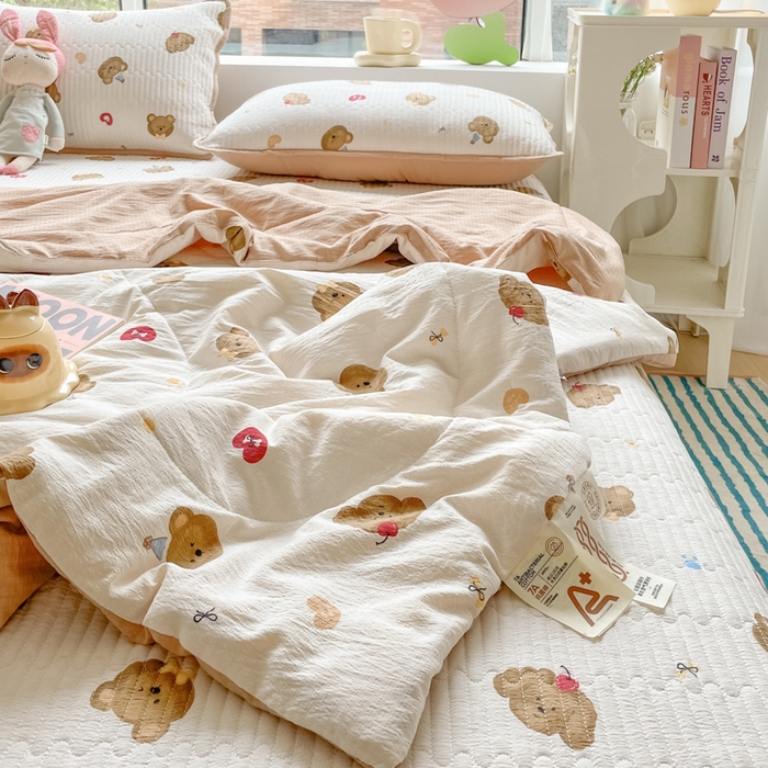 91家纺网 家纺一手货源 找家纺 小叮当家纺仓储工厂店 （提供买家秀 爆款花型 不断货）2025新款云感双层纱床盖夏被四件套 快乐小熊