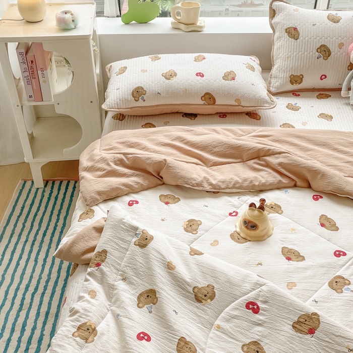 91家纺网 家纺一手货源 找家纺 小叮当家纺仓储工厂店 （提供买家秀 爆款花型 不断货）2025新款云感双层纱床盖夏被四件套 快乐小熊