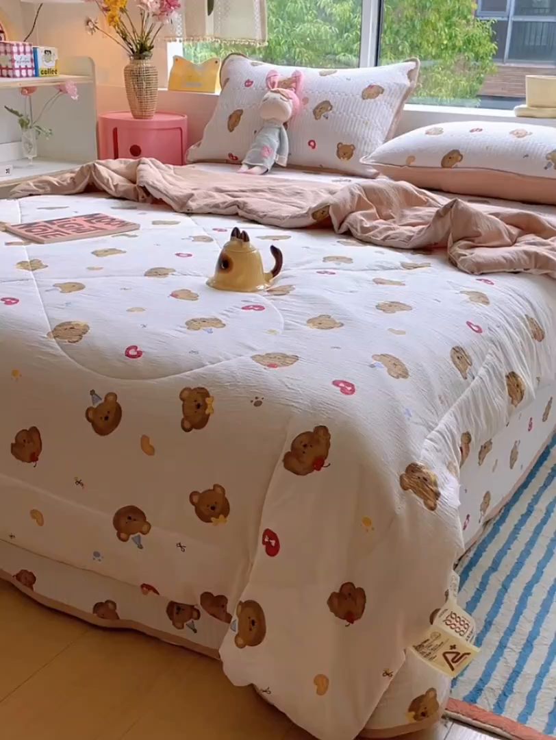 91家纺网 家纺一手货源 找家纺 小叮当家纺仓储工厂店 （提供买家秀 爆款花型 不断货）2025新款云感双层纱床盖夏被四件套 快乐小熊